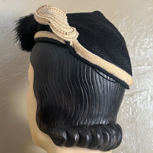 IMPRESSIVE 1940s BLACK STRAW WITH POINTY CROWN - VELOUR & PEARL TRIM + FEATHER - Picture 6 of 13